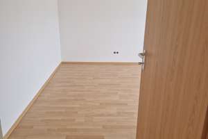 Schöne, frisch renovierte 3-Raum-DG-Wohnung mit Balkon und Garagenstellplatz in Mönchengladbach – Neersbroicher Straße 173, 41066 Flughafen, Mönchengladbach – Vorschaubild 12