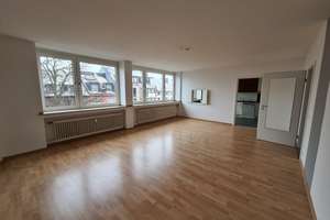 Großzügige helle 3-4-Raum-Wohnung mit Balkon und Aufzug / 3er WG geeignet