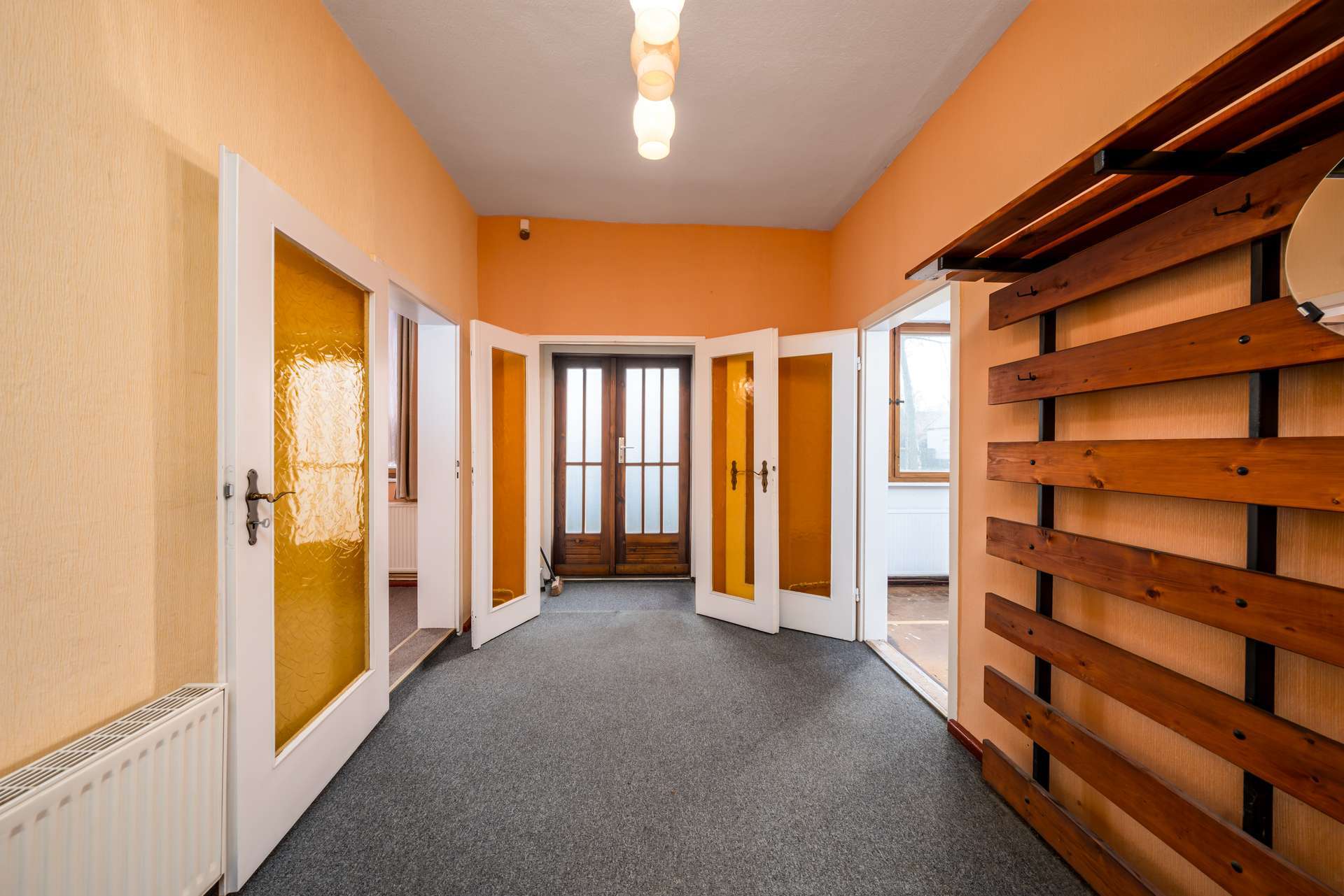 Geräumiges Einfamilienhaus & 2 Garagen auf großem Grundstück vis a vie zum Schlosspark Neuhardenberg, Märkisch Oderland Kreis – Bild 3