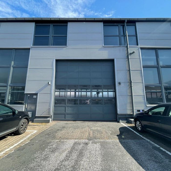 Moderne Hallenfläche im Essener Süden| Stellplätze | Anlieferung über ein ebenerdiges Sektionaltore