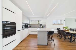 Luxuriöses Wohnensemble in Regensburg – kernsaniert, Pool, Outdoor-Kitchen & Grünblick! – Die vollständige Adresse der Immobilie erhältst du vom Anbieter., 93055 Burgweinting-Harting, Regensburg – Vorschaubild 5
