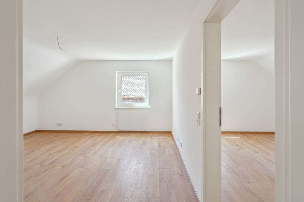 Immobilie in Lauf an der Pegnitz - Modernisierte Dachgeschosswohnung in Lauf/Simonshofen – stilvoll, effizient, rentabel - Bild 1