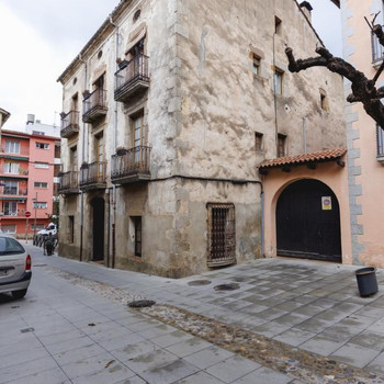 EXKLUSIV APIALIA. ARBÚCIES. Das Casa de lany 1900 besteht aus einem Erdgeschoss und drei Obergeschos