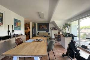WOHNEN, WO ANDERE SPAZIEREN GEHEN!

Gepflegte Dachgeschosswohnung mit Balkon und Garage nahe dem Rhe