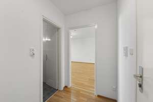 Renoviertes 1 Zi-Apartment mit Balkon & EBK – Nähe U-Bahn Petuelring und BMW! – Riesenfeldstraße 10, 80809 Am Riesenfeld, München – Vorschaubild 2