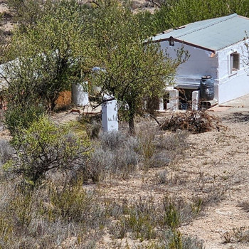 Rustikales Anwesen mit Haus und Lagerhalle in Lubrin