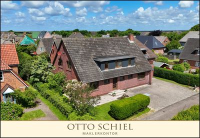 Solides Einfamilienhaus mit zwei Einliegerwohnungen, Garage und kleinem Gartenanteil / kl. Zinshaus