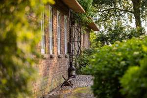 Es gibt Häuser. Und es gibt dieses. Historisches Reetdachjuwel auf eigener Warft. – Die vollständige Adresse der Immobilie erhältst du vom Anbieter., 25899 Dagebüll – Vorschaubild 3