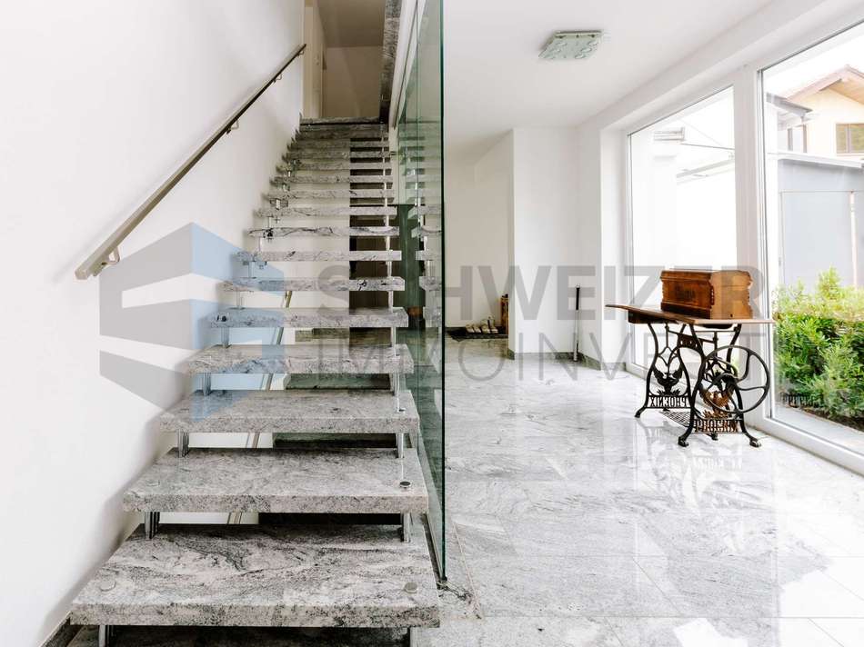 Freitragende Granittreppe