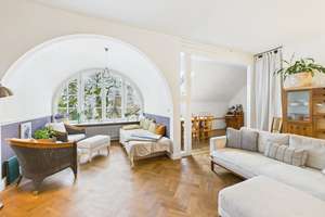 Stilvolle Wohnung mit Garten und eigenem Parkplatz in gefragter Lage !
