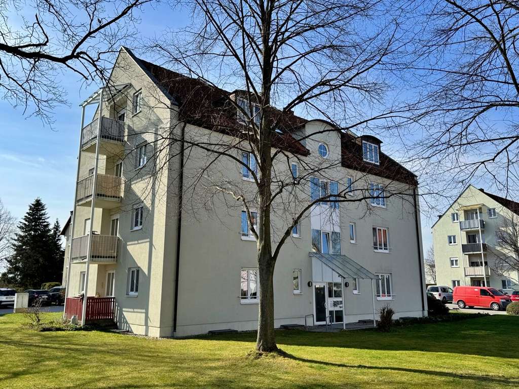 Immobilie in Bischofswerda - Gepflegte 3-Raumwohnung mit 2 Balkonen & Pkw‑Stellplatz in ruhiger Wohnlage - Bild 0