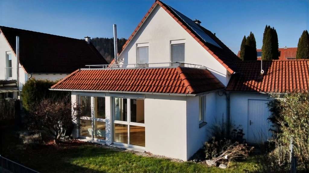 Immobilie in Balzheim - Perfekt für den nächsten Schritt: bezugsfertiges Einfamilienhaus mit PV Anlage & Modernisierungspo - Bild 1