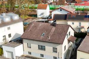 Reserviert: Renovierungsbedürftiges Zweifamilienhaus mit Garage in zentraler Lage in Plattling – Die vollständige Adresse der Immobilie erhältst du vom Anbieter., 94447 Plattling – Vorschaubild 1