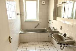 Großzügig, gut geschnittene, sehr gepflegte 4,5-Zi.ETW inkl. TG-Platz und EBK in saniertem 3-FH – Die vollständige Adresse der Immobilie erhältst du vom Anbieter., 70372 Kurpark, Stuttgart – Vorschaubild 13