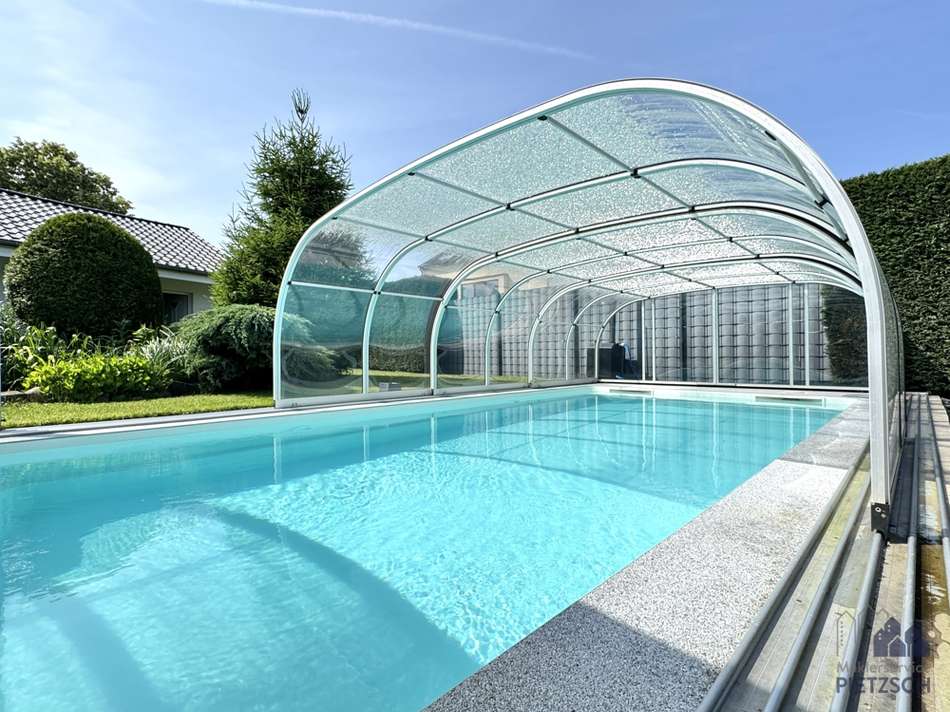 Traumhafter Pool mit Überdachu
