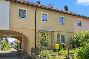 Charmantes Reihenhaus mit Garten und Garage in Schwenningen – Die vollständige Adresse der Immobilie erhältst du vom Anbieter., 78056 Schwenningen, Villingen-Schwenningen – Vorschaubild 1