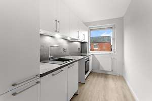 Dachgeschoss 2-Zimmer, Einbauküche, Duschbad mit Fenster, Balkon und Garagenstellplatz in Stade – Rebhuhnstraße 12, 21683 Stade – Vorschaubild 3