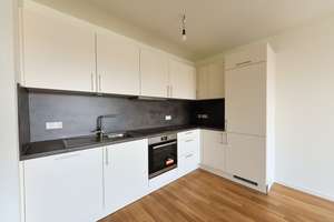 barrierefreie Neubau-Wohnung mit EBK, Süd-Balkon, Echtholzparkett, Fahrstuhl, Tiefgarage – Berringerstraße 39, 18146 Dierkow-Neu, Rostock – Vorschaubild 2