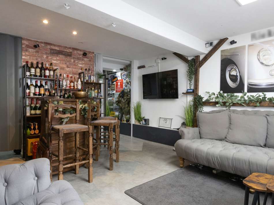 EG: Separates Büro mit Lounge-