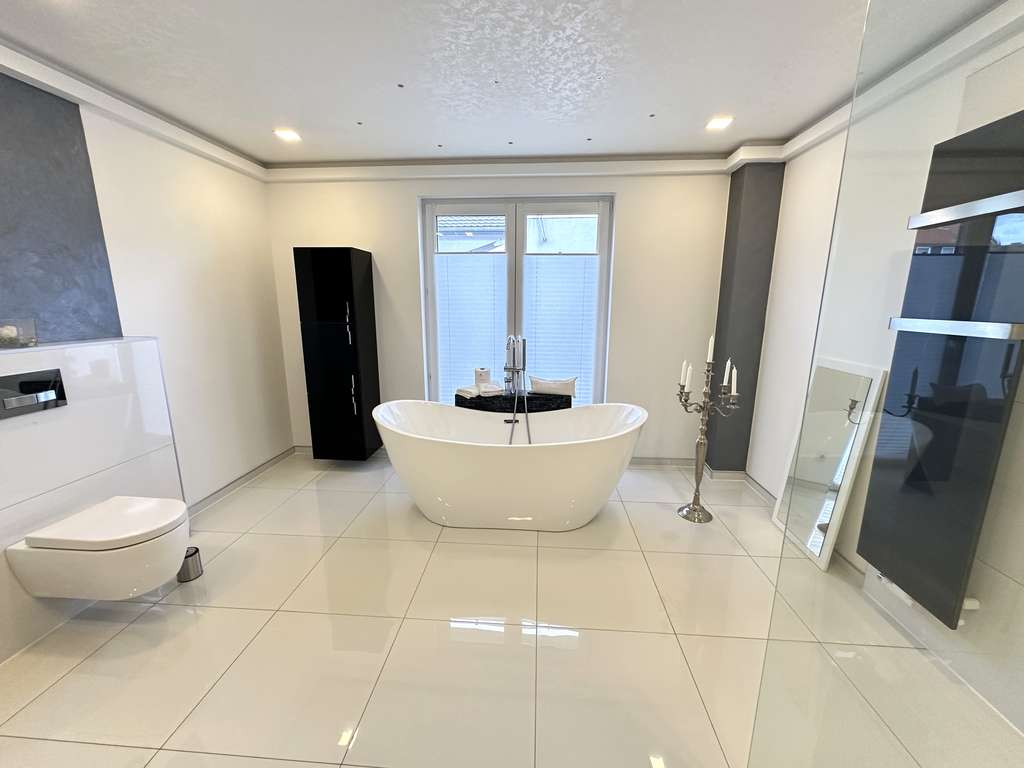 Immobilie in Rühen - Traumhaftes Einfamilienhaus mit Pool, Doppelgarage, Fußbodenheizung & luxuriöser Ausstattung nahe Wo - Bild 2