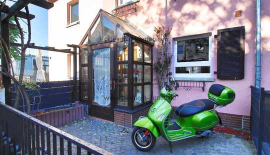 Bild von Charmantes Reihenmittelhaus 5 ZKBB* tgl.Badezimmer* kleiner Garten* Gartenhütte* Frankfurt-Gallus
