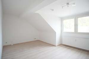 ~  Tolle Dachgeschosswohnung mit neuem Bad + Laminat + ruhig aber zentral ~ – Niebuhrstraße 78, 47138 Obermeiderich, Duisburg – Vorschaubild 3