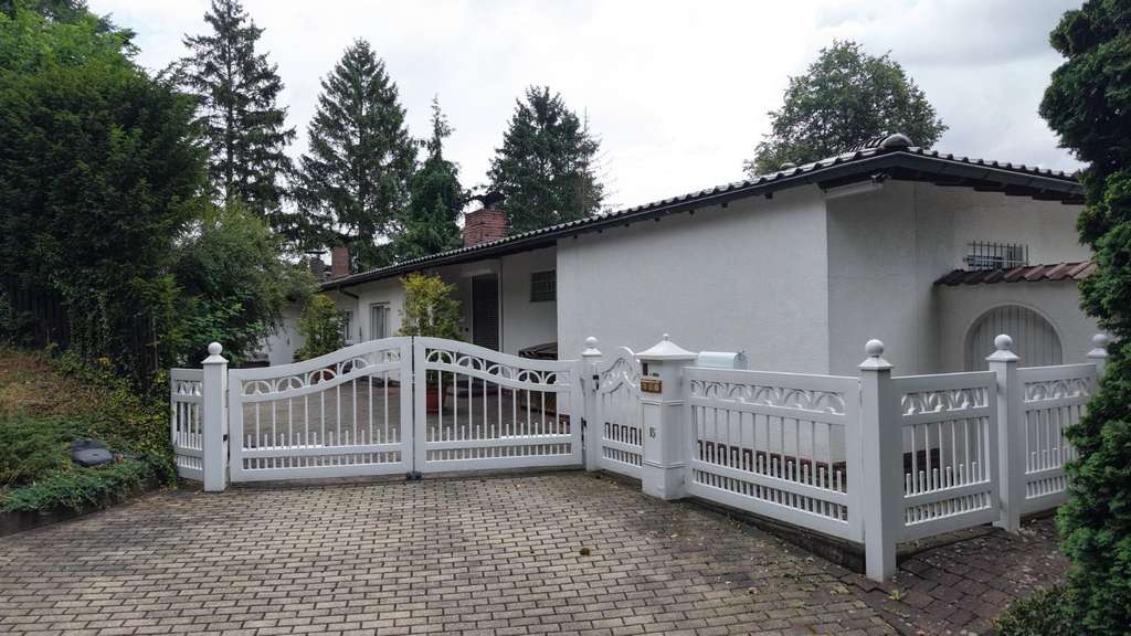 Immobilie in Schlitz - Repräsentatives Wohnen in Top-Alleinlage -- Villa mit Burgenblick & großem Grundstück - Bild 2