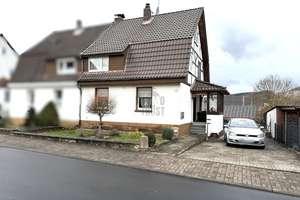 EINZIEHEN & WOHLFÜHLEN: LIEBEVOLLES ZUHAUSE MIT EINBAUKÜCHE, BALKON & RUHIGER LAGE – Die vollständige Adresse der Immobilie erhältst du vom Anbieter., 36266 Heringen (Werra) – Vorschaubild 1