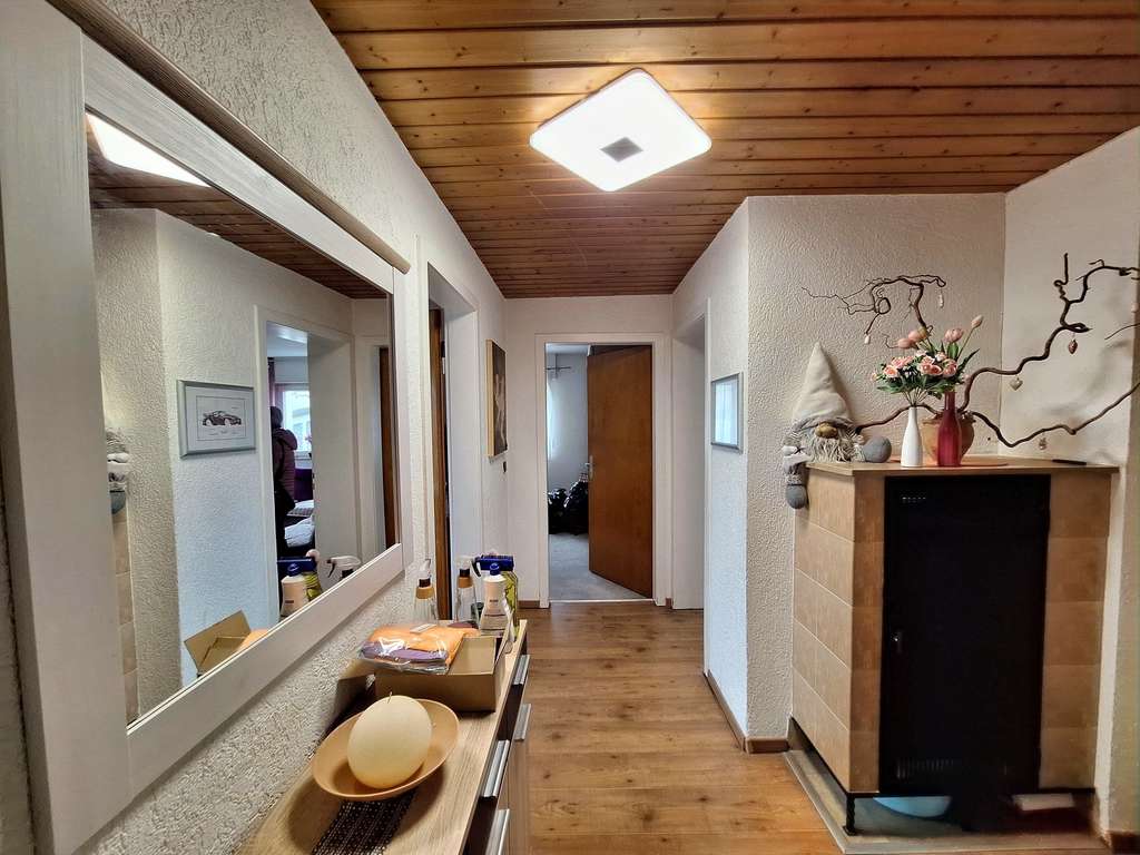 Immobilie in Weissach - Gepflegtes Zweifamilienhaus mit Garten
 - Bild 1