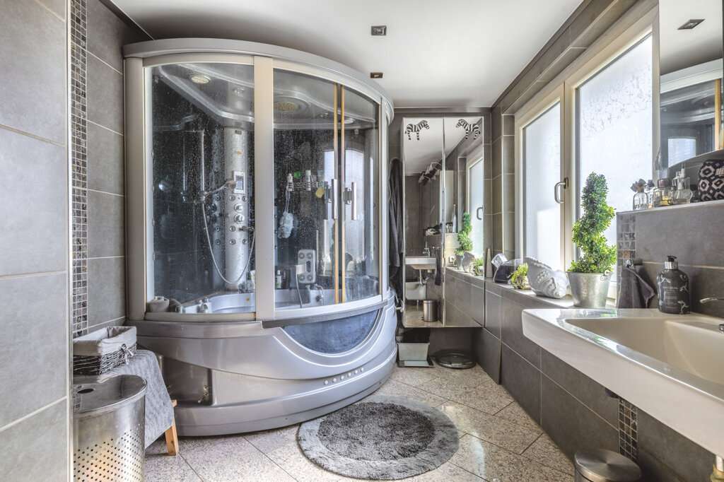 Immobilie in Aldenhoven - Großes, freistehendes Einfamilienhaus mit Einliegerwohnung und Garage  in Siersdorf - Bild 1