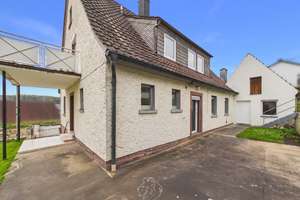 Großzügiges Wohnhaus mit Garten, Balkon und Werkstattflächen – Die vollständige Adresse der Immobilie erhältst du vom Anbieter., 97264 Helmstadt – Vorschaubild 2
