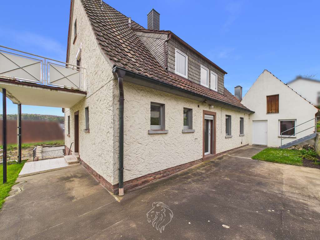 Immobilie in Helmstadt - Großzügiges Wohnhaus mit Garten, Balkon und Werkstattflächen - Bild 1