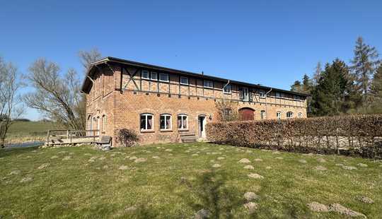 Bild von Kernsaniertes gr. Wohnhaus 14 Zi. / Grdst 6300 m² u. Weiher, Randlage mit Weitblick,14 km zum Meer