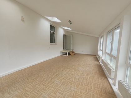 Sanierte 2-Raum-Wohnung mit geräumiger Küche, Badewanne, Balkon und shops Aufzug