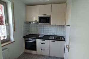 Gepflegte, gut geschnittene , helle 1-Zi.-Whg. mit separater Küche, Wannenbad und Balkon!