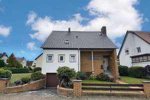Raum für Ideen – Einfamilienhaus mit vielfältigen Gestaltungsmöglichkeiten in guter Lage! – Die vollständige Adresse der Immobilie erhältst du vom Anbieter., 31275 Lehrte – Vorschaubild 2