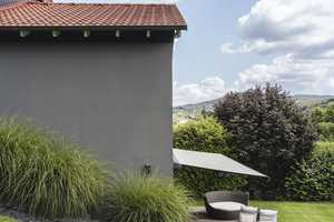 Moderner, sanierter 70's Bungalow mit Weitblick, aufwendig angelegtem Süd-Garten & Designer-Küche – Hochtaunuskreis – Vorschaubild 2