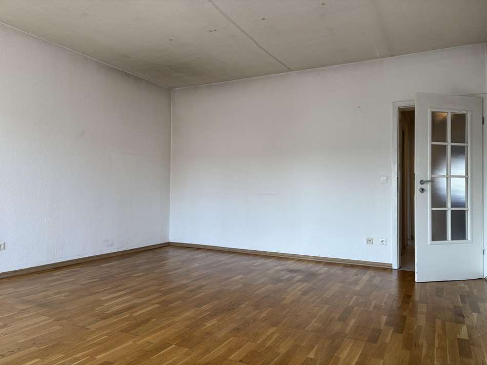 Wohnzimmer mit Parkettboden