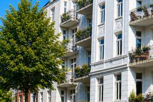 Altbau-Liebe in Hoheluft-Ost: Stilvolle 4-Zimmer-Jugendstilwohnung mit zwei Balkonen – Die vollständige Adresse der Immobilie erhältst du vom Anbieter., 20251 Hoheluft-Ost, Hamburg – Vorschaubild 1