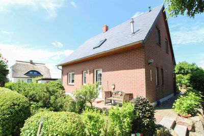 Modernes Ferienhaus mit traumhaftem Rosengarten und gemütlichem Pavillon