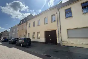 Zweifamilienhaus mit Garten, Garagen und Ausbaupotenzial – Ideal für Familien & Kapitalanleger – Dessau-Roßlau – Vorschaubild 2