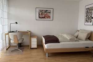 Lichtdurchflutete, vollmöblierte 1-Zimmer-Wohnung mit großzügigem Balkon & Blick über München