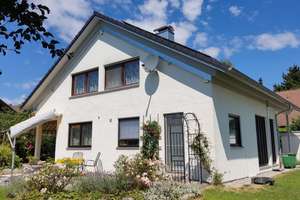 Attraktives freistehendes EFH mit großem Garten, Doppelgarage & moderner Technik in ruhiger Lage