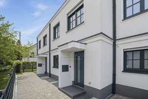 Stilvoll und energieeffizient wohnen – Reihenhaus im Erstbezug mit Hobbyraum
