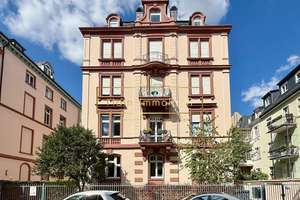 Über den Dächern von Sachsenhausen-Nord: Altbau-Etage mit Aufzug und Skylineblick
