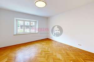 Bezugsfreie 3 Zimmer Altbauwohnung im Hochpaterre