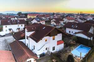 Familienidyll mit Weitblick - 2-Fam. Haus mit Außenpool und Potenzial – Rosenheim (Kreis) – Vorschaubild 1