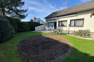 Freistehendes Einfamilienhaus mit Garage in ruhiger Wohnlage. – Die vollständige Adresse der Immobilie erhältst du vom Anbieter., 42655 Solingen-Mitte, Solingen – Vorschaubild 3
