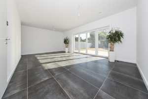 TT bietet an: NEUBAU!  Top-Reihenmittelhaus mit Terrasse, Garten und Carport in schöner und r – Friesland (Kreis) – Vorschaubild 6