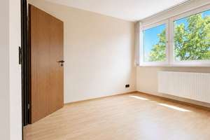 Maisonette-Wohnen mit Kamin, Balkon und Tiefgaragenstellplatz in Düsseldorf-Holthausen – Die vollständige Adresse der Immobilie erhältst du vom Anbieter., 40589 Holthausen, Düsseldorf – Vorschaubild 3
